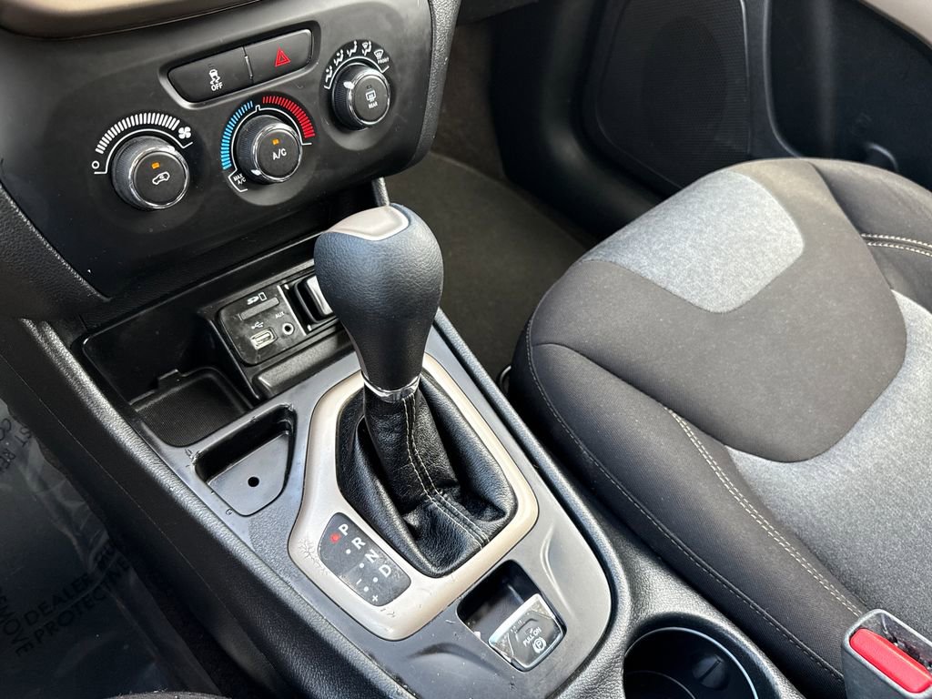 Used 2017 Jeep Cherokee Sport image 21