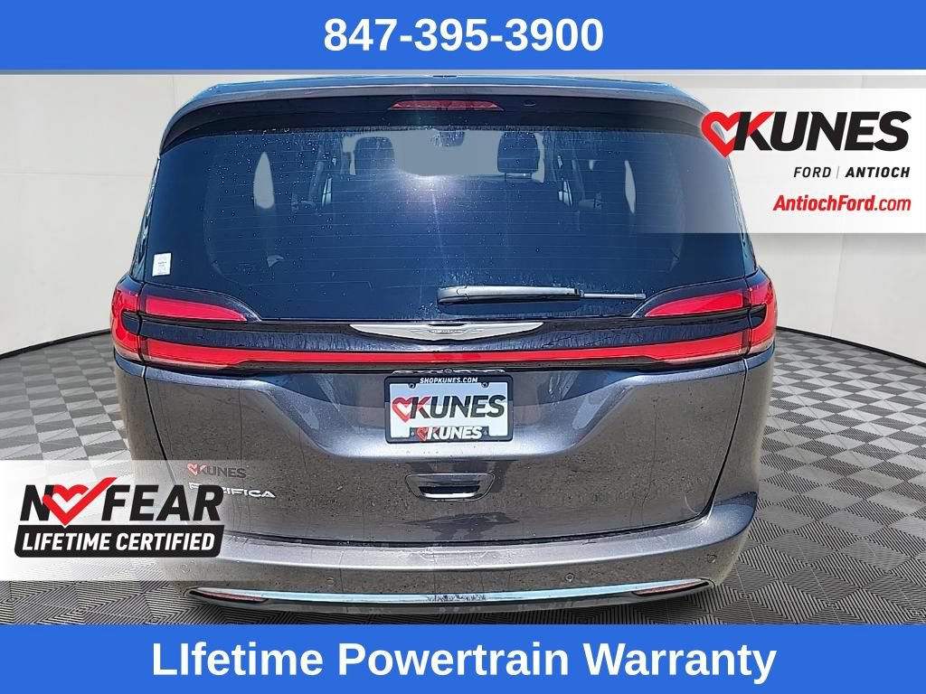 Used 2023 Chrysler Pacifica Touring-L FWD image 6