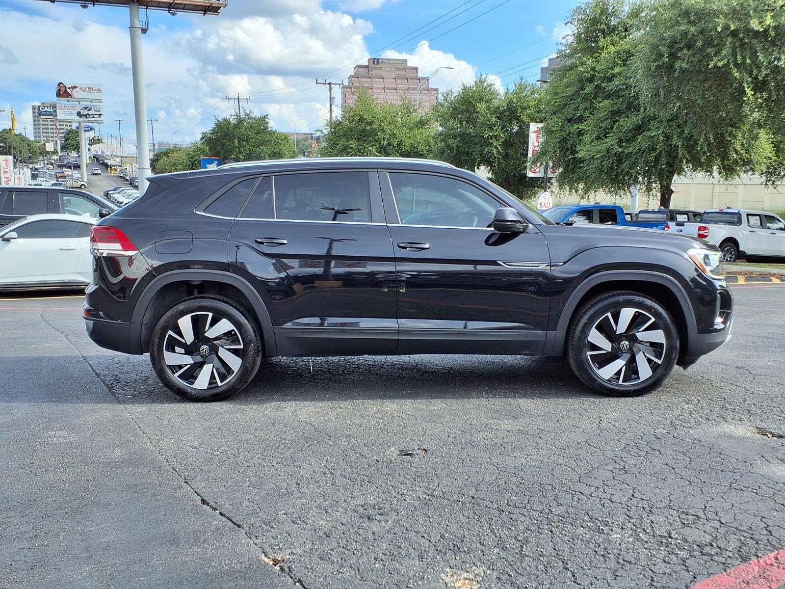 Used 2025 Volkswagen Atlas Cross Sport SE FWD image 5