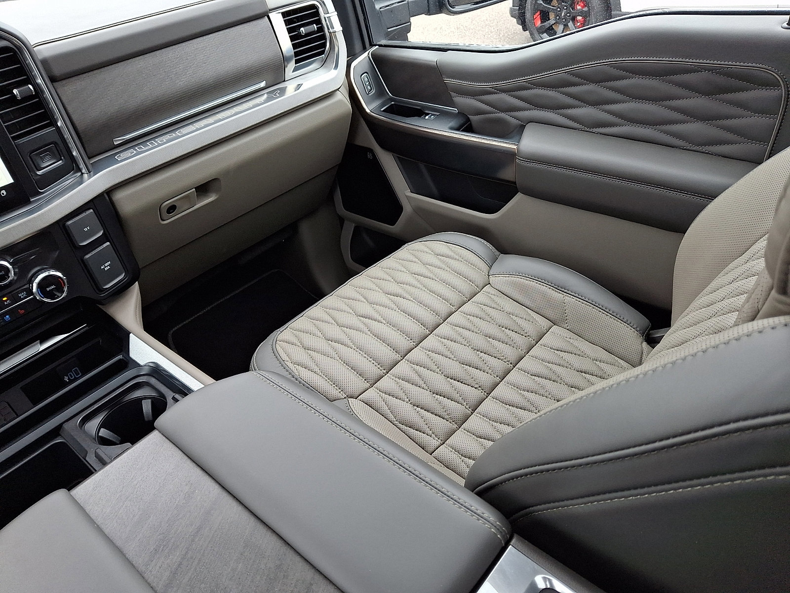 Certified 2025 Ford F350 Platinum w/ Platinum Plus Package image 15