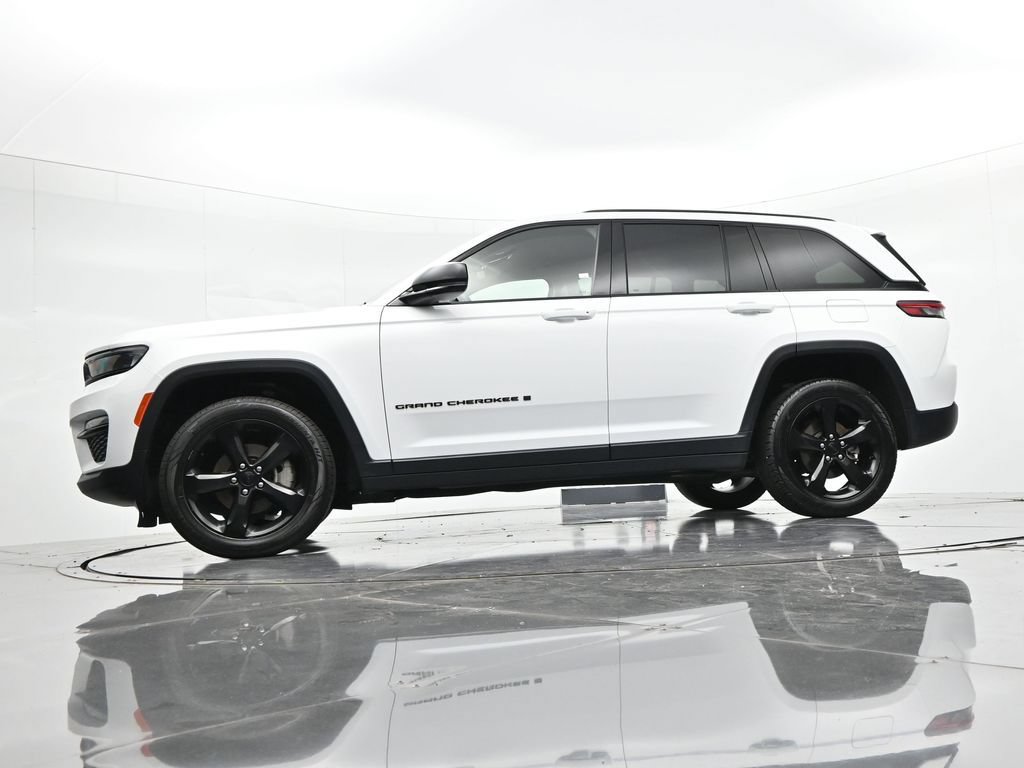 Used 2023 Jeep Grand Cherokee Limited w/ Black Appearance Package AWD/4WD image 23