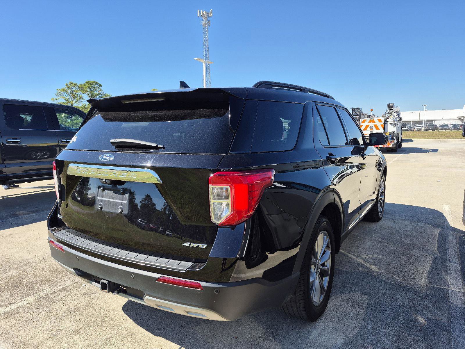 Certified 2022 Ford Explorer XLT w/ Equipment Group 202A image 7