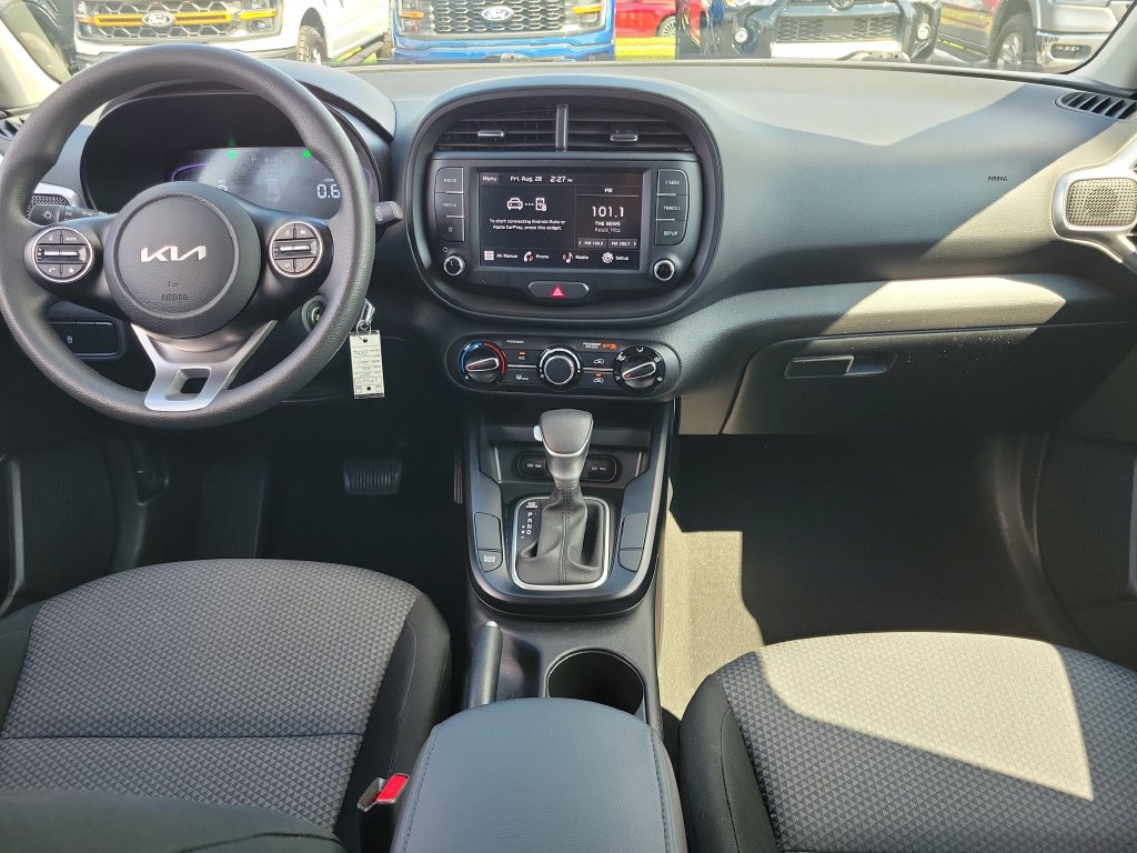 Used 2025 Kia Soul LX w/ LX Technology Package FWD image 12