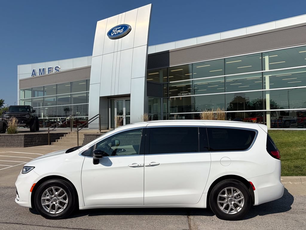 Used 2024 Chrysler Pacifica Touring-L FWD image 3