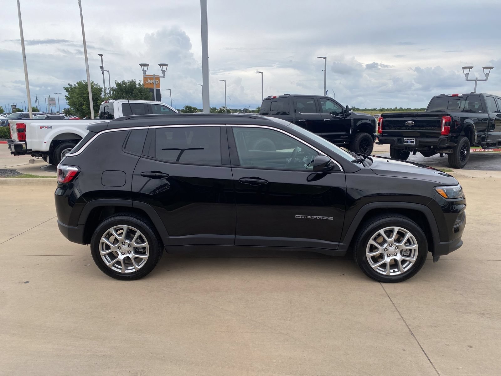 Used 2023 Jeep Compass Latitude AWD/4WD image 7