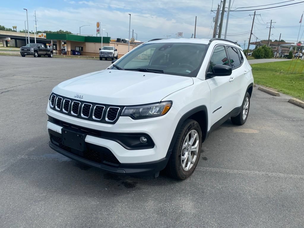 Used 2024 Jeep Compass Latitude AWD/4WD image 3