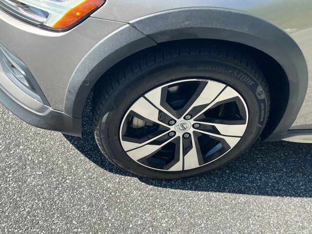 Used 2021 Volvo V60 T5 Cross Country image 11