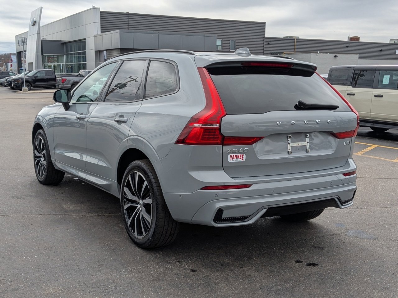 Used 2024 Volvo XC60 B5 Plus image 3