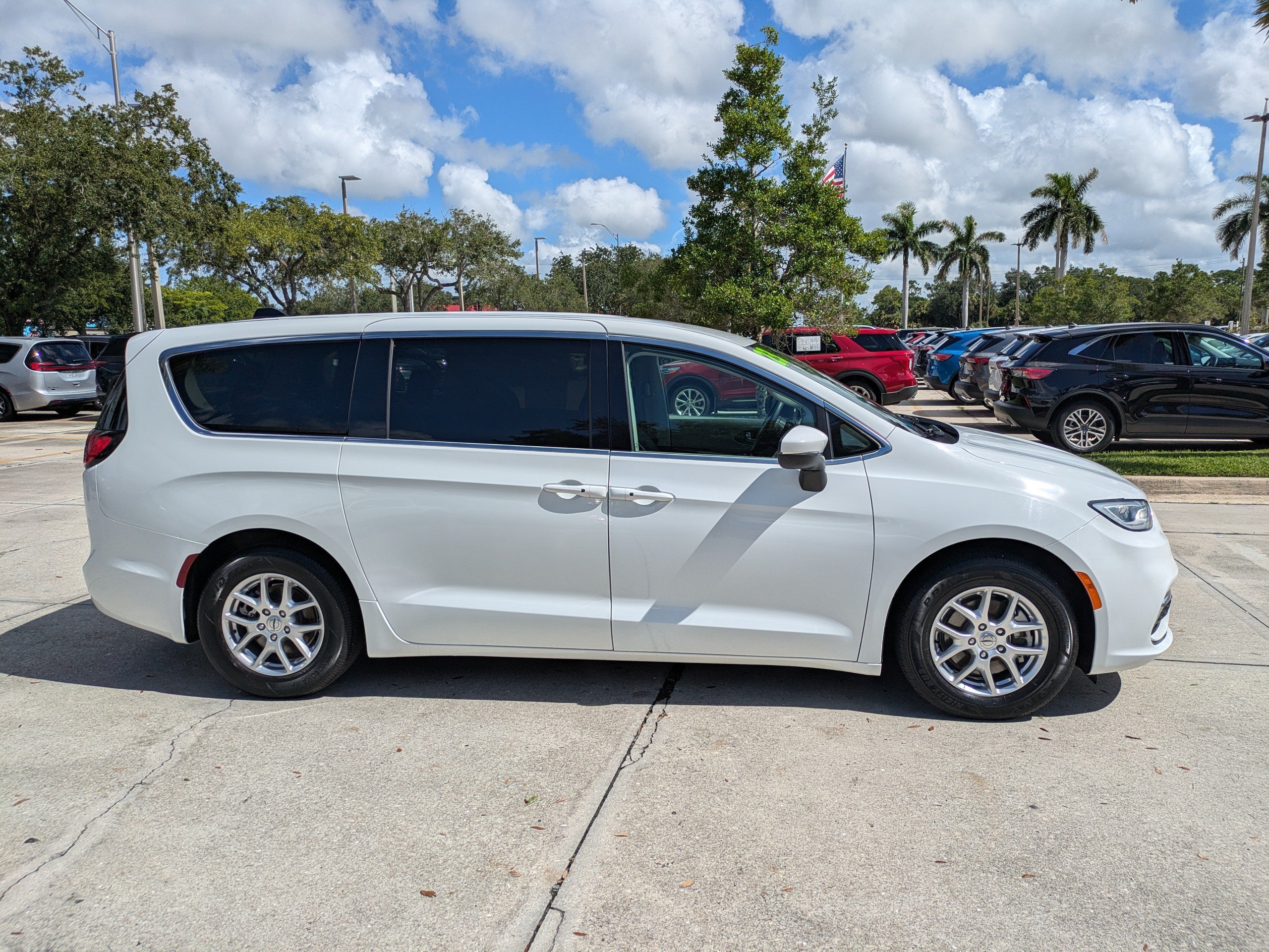 Used 2023 Chrysler Pacifica Touring-L FWD image 3
