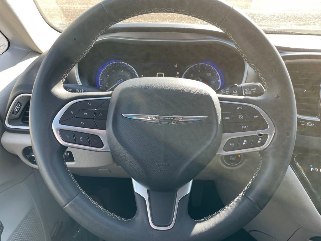 Used 2023 Chrysler Pacifica Touring-L image 15