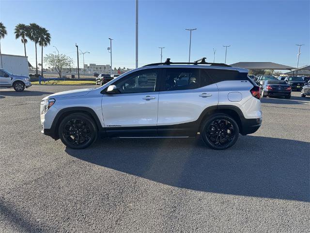 Used 2022 GMC Terrain SLE w/ Driver Convenience Package image 2