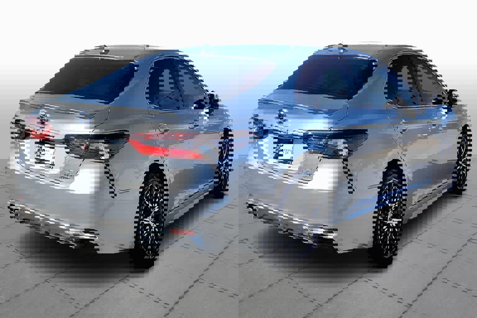 Used 2023 Toyota Camry SE image 3