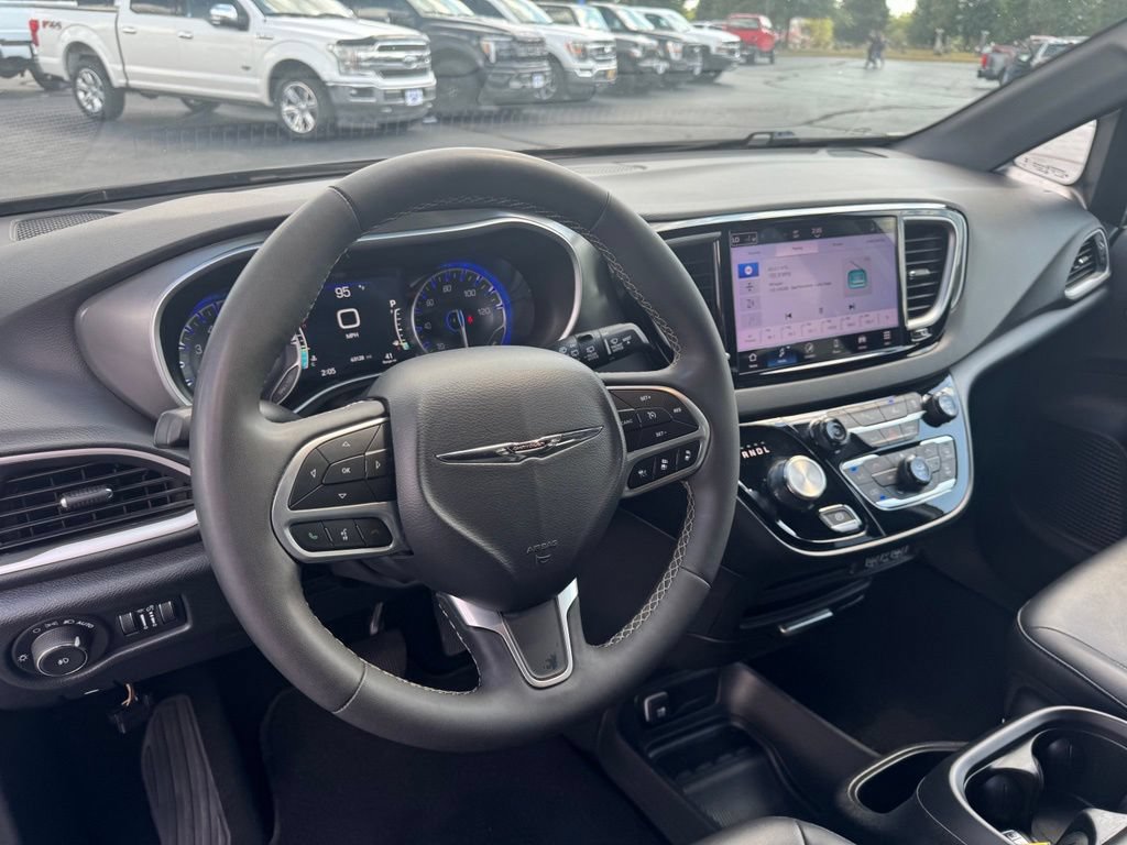 Used 2025 Chrysler Pacifica Select FWD image 7