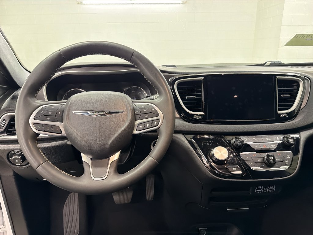 Used 2025 Chrysler Pacifica Select FWD image 9
