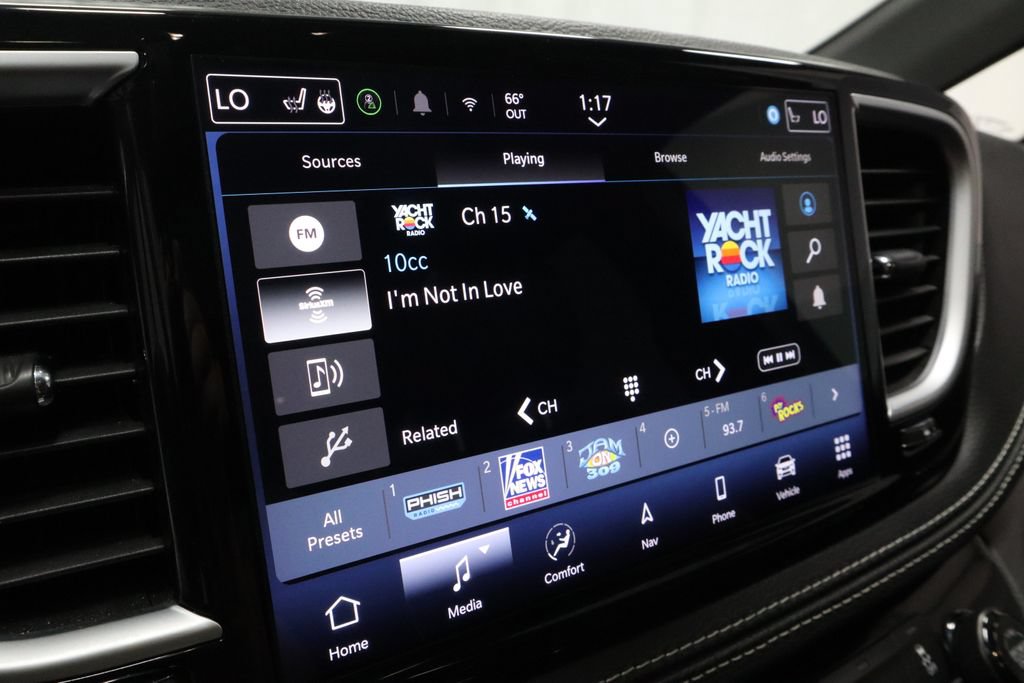 Used 2025 Chrysler Pacifica Limited FWD image 3