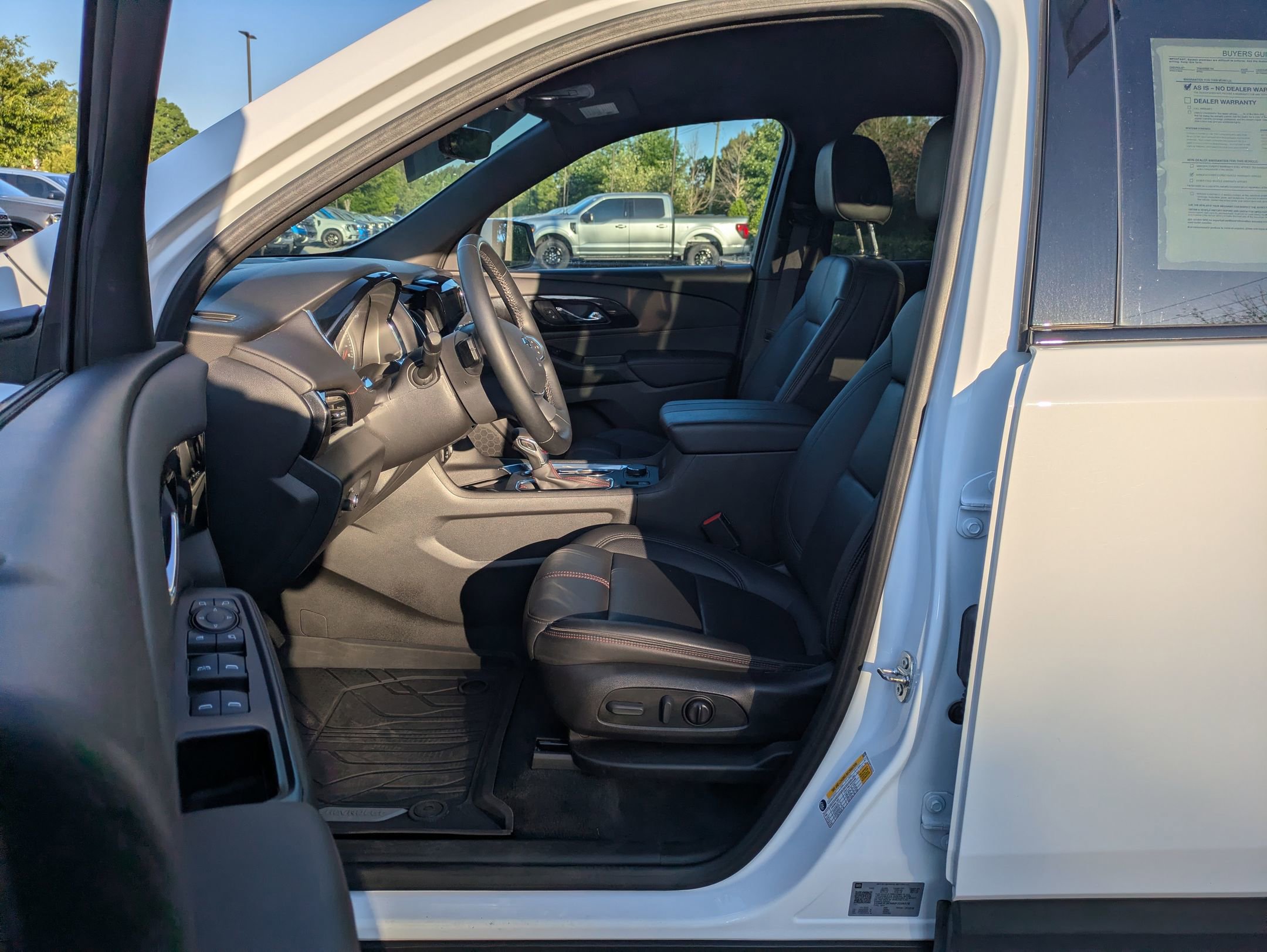 Used 2023 Chevrolet Traverse RS FWD image 12