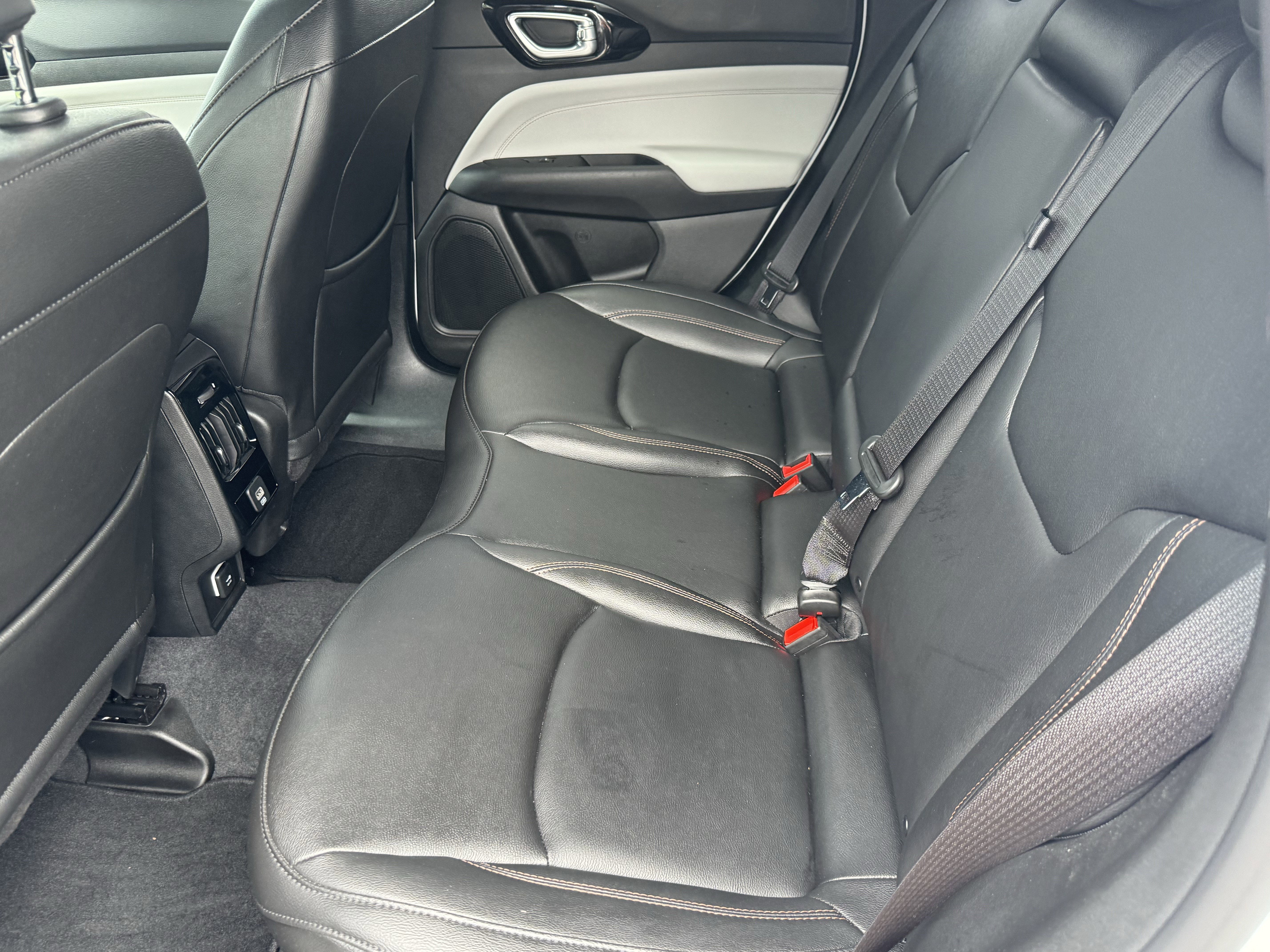 Used 2024 Jeep Compass Limited image 11