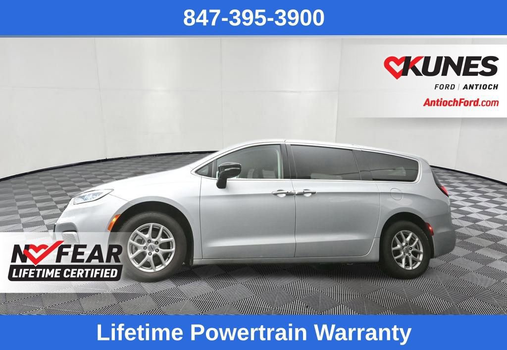 Used 2024 Chrysler Pacifica Touring-L image 6