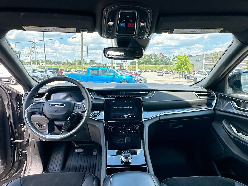 Used 2023 Jeep Grand Cherokee L Laredo RWD image 3