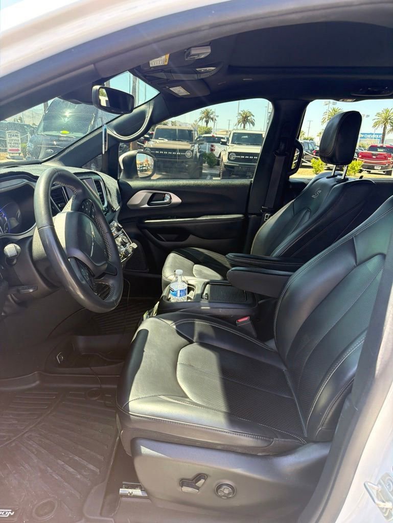 Used 2023 Chrysler Pacifica Touring-L w/ Uconnect Theater Family Group FWD image 4