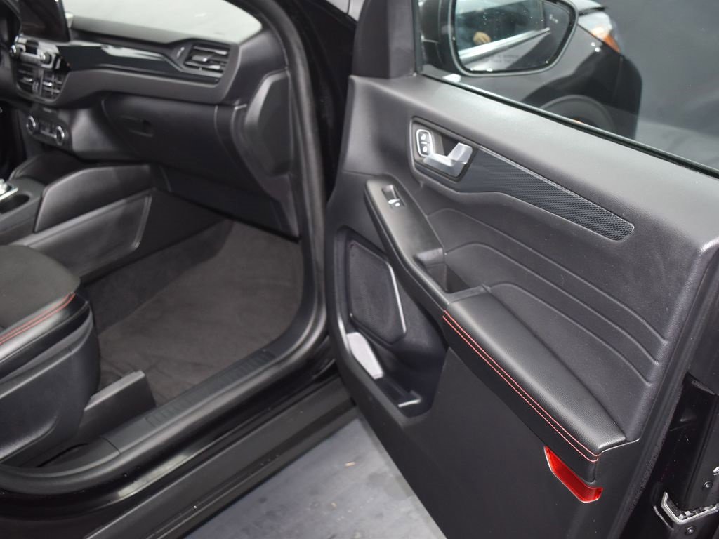 Certified 2025 Ford Escape ST-Line image 17