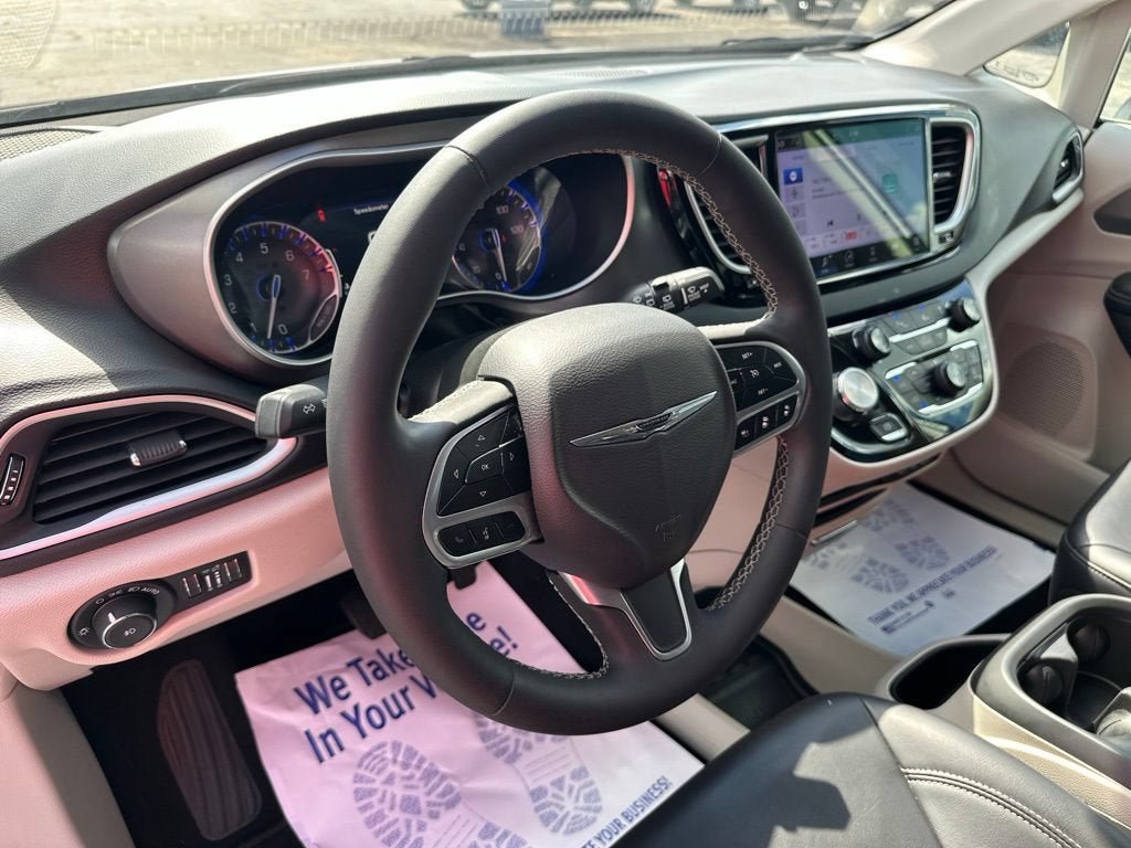 Used 2023 Chrysler Pacifica Touring-L FWD image 17