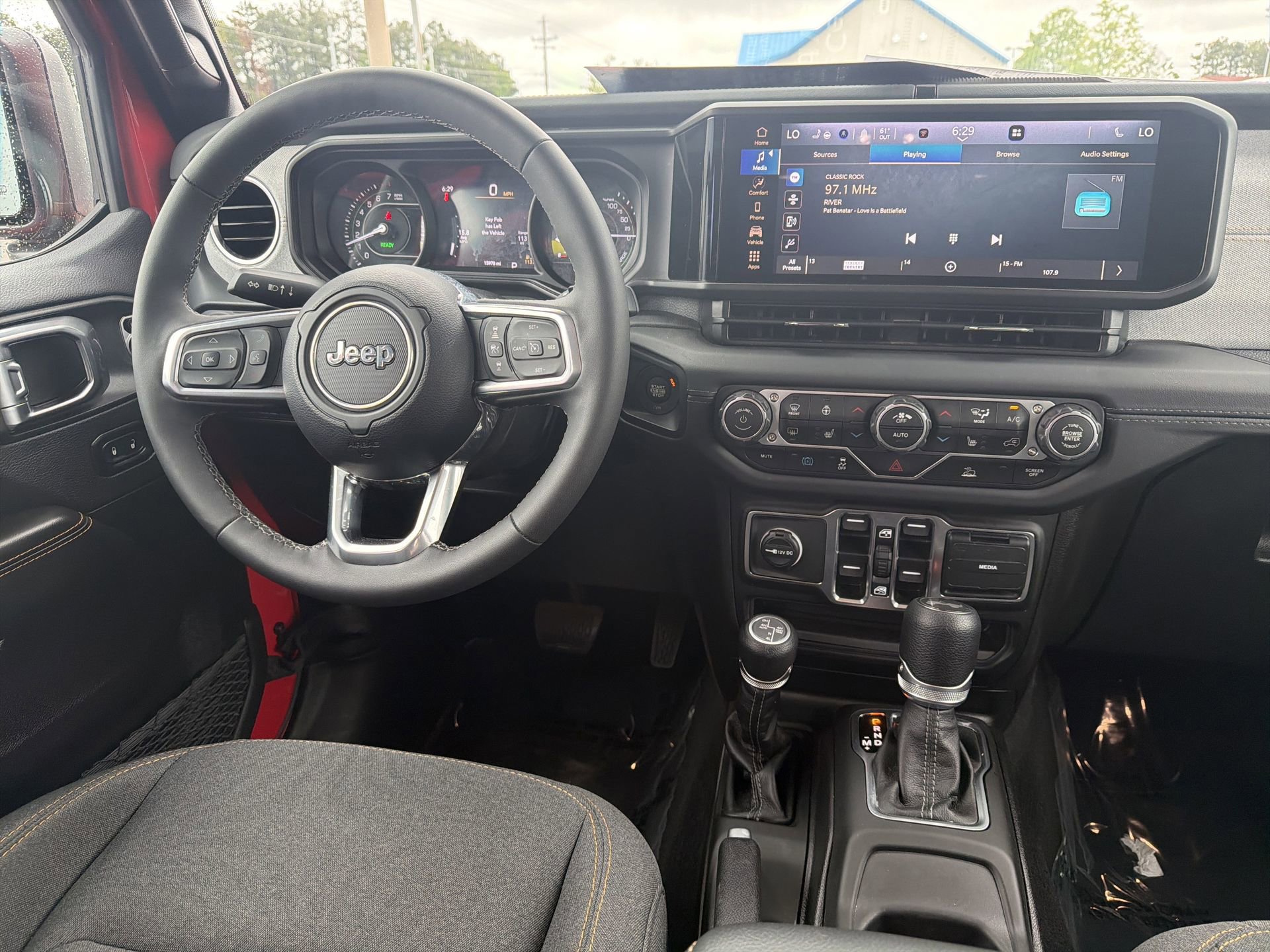 Used 2025 Jeep Wrangler Unlimited Sahara AWD/4WD image 29