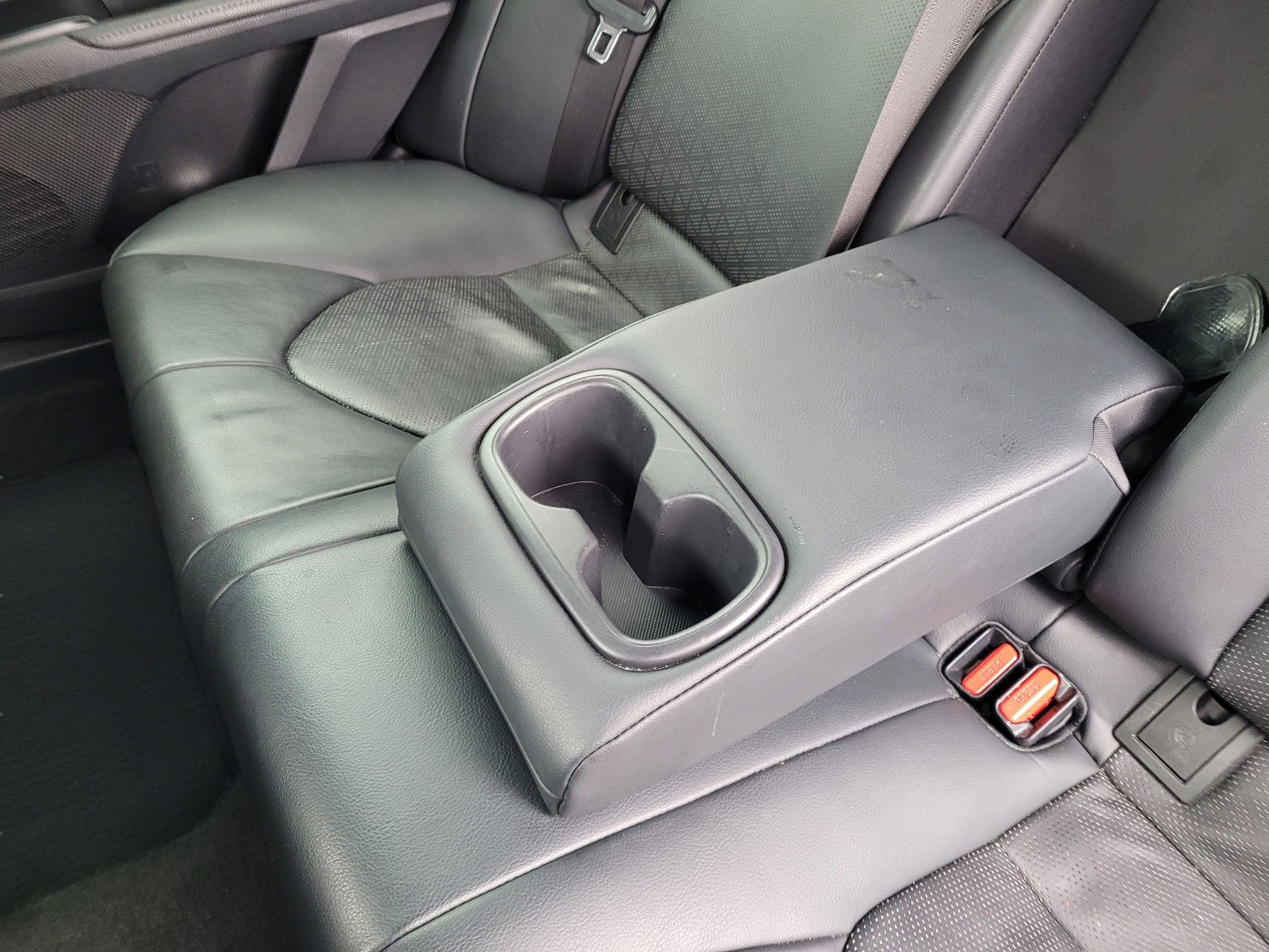 Used 2019 Toyota Camry XSE FWD image 17