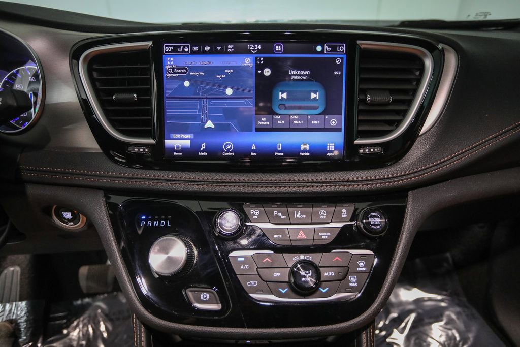 Used 2024 Chrysler Pacifica Pinnacle w/ Trailer Tow Group image 19