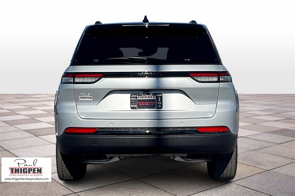 Used 2025 Jeep Grand Cherokee Altitude image 4