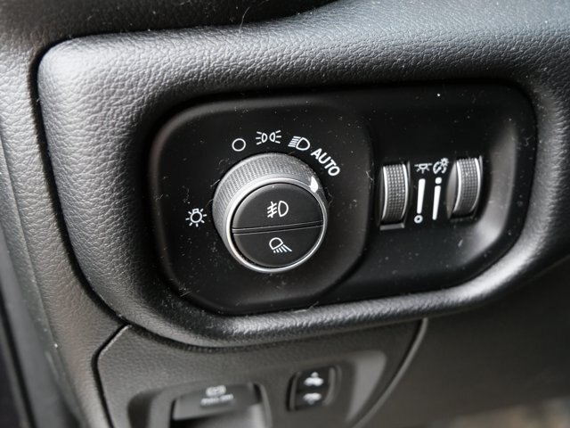 Used 2019 RAM 1500 Laramie AWD/4WD image 16