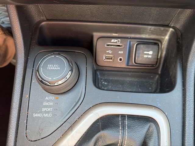 Used 2017 Jeep Cherokee Latitude w/ True North Edition image 27