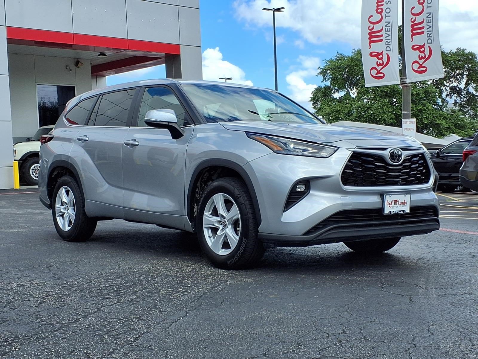 Used 2025 Toyota Highlander LE FWD image 4