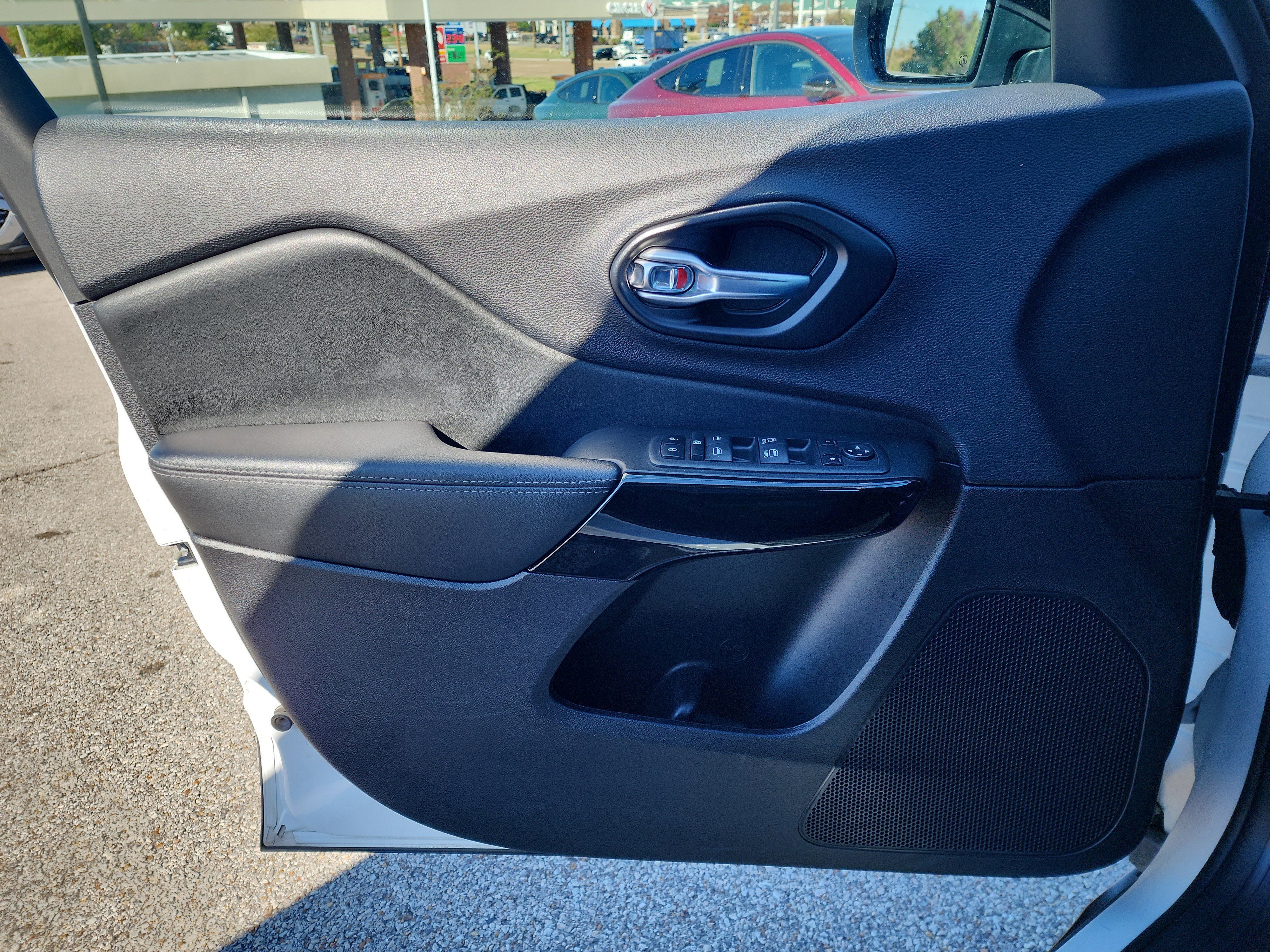 Used 2023 Jeep Cherokee Altitude Lux image 14