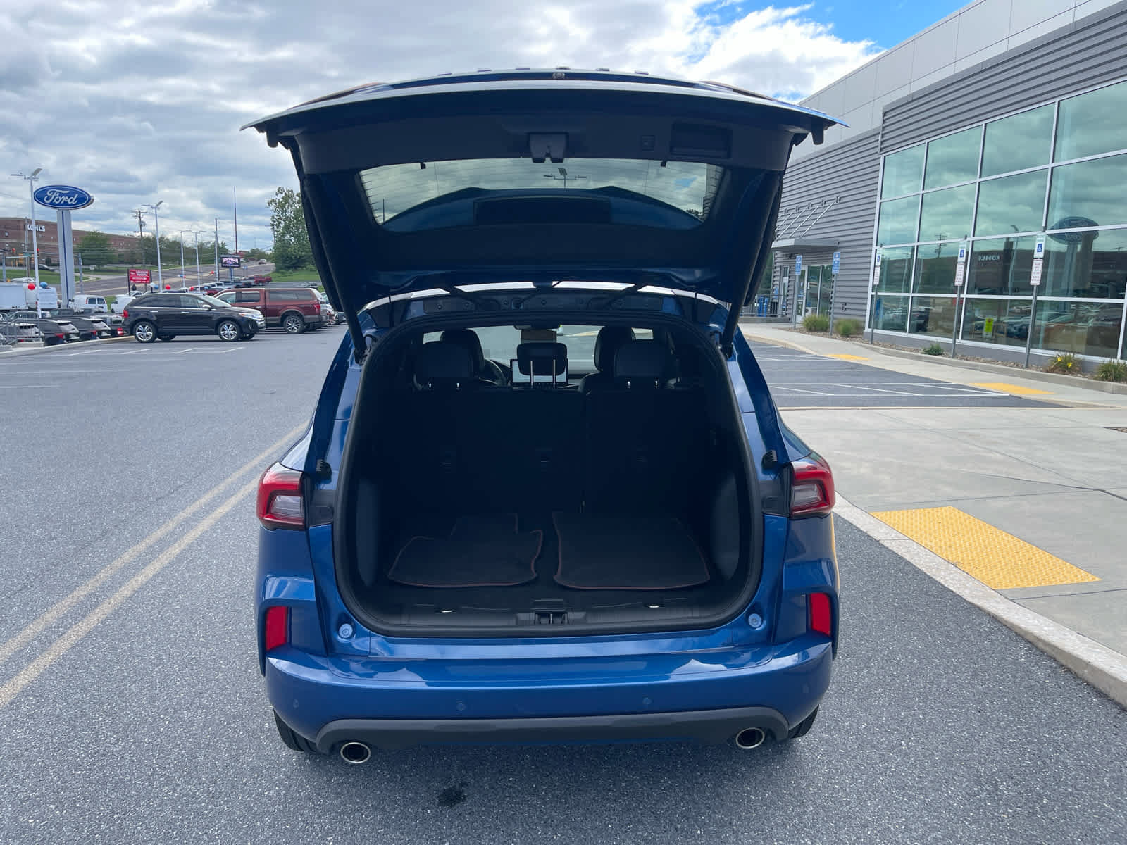 Certified 2023 Ford Escape ST-Line Elite w/ Premium Technology Package AWD/4WD image 4