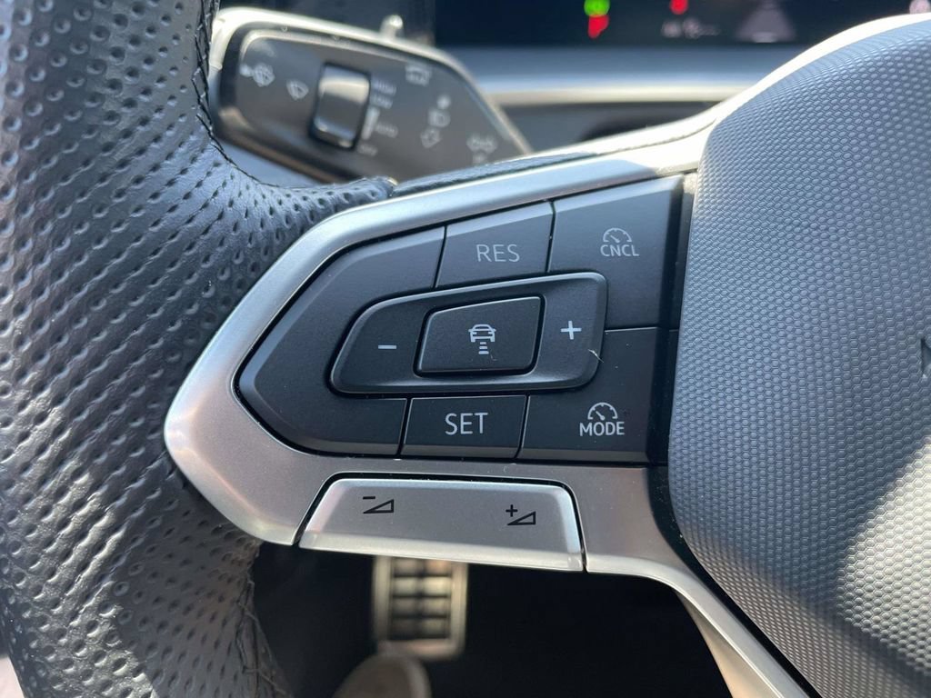 Used 2025 Volkswagen Tiguan SE R-Line FWD image 23