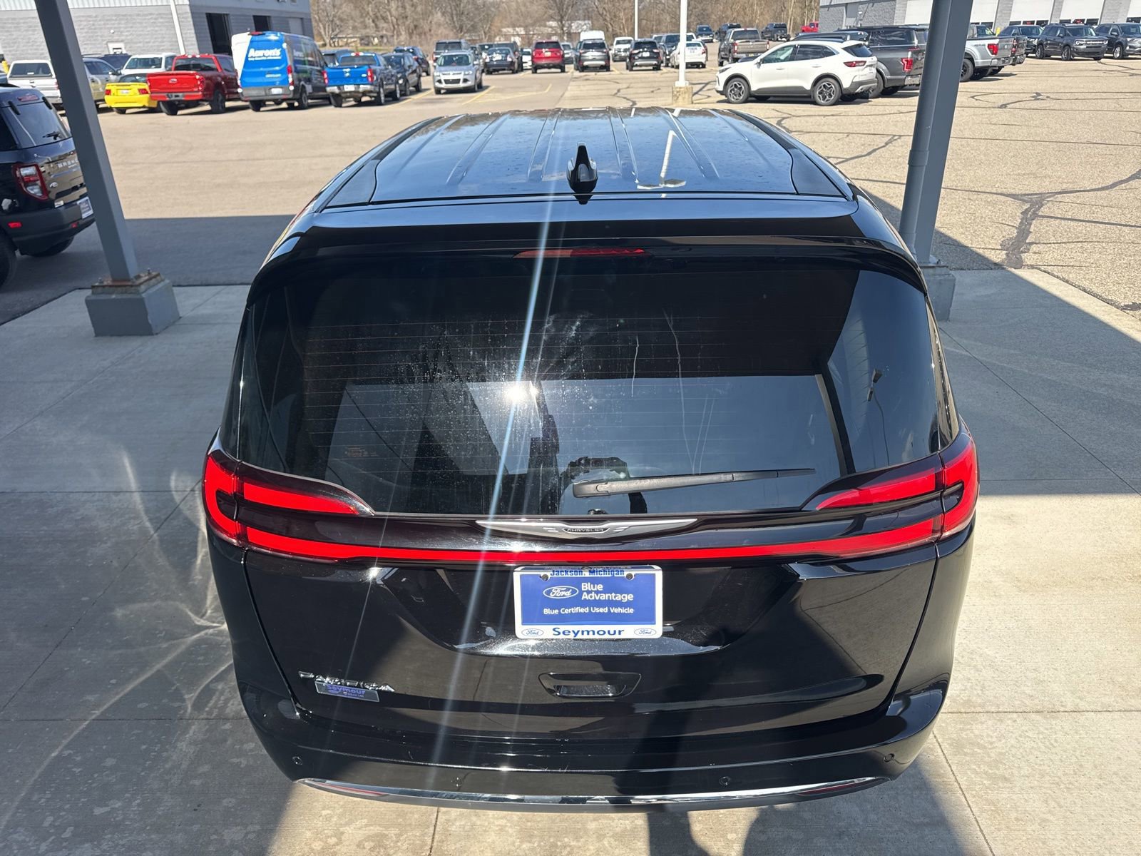 Used 2024 Chrysler Pacifica Touring-L image 4