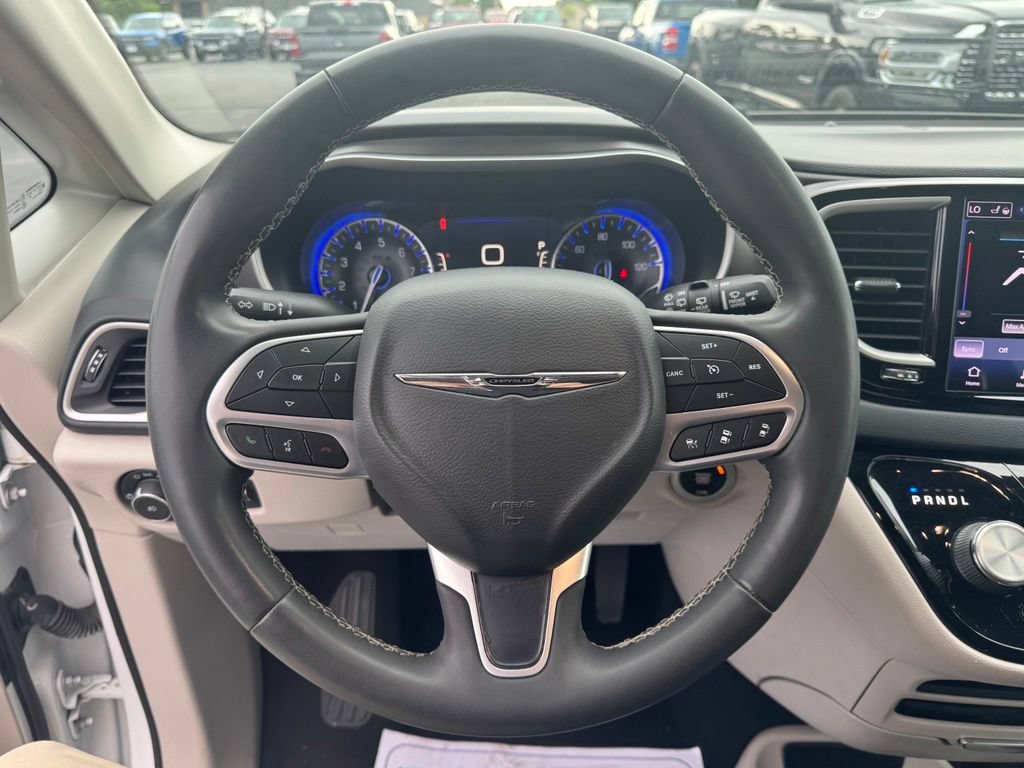 Used 2022 Chrysler Pacifica Touring-L FWD image 8