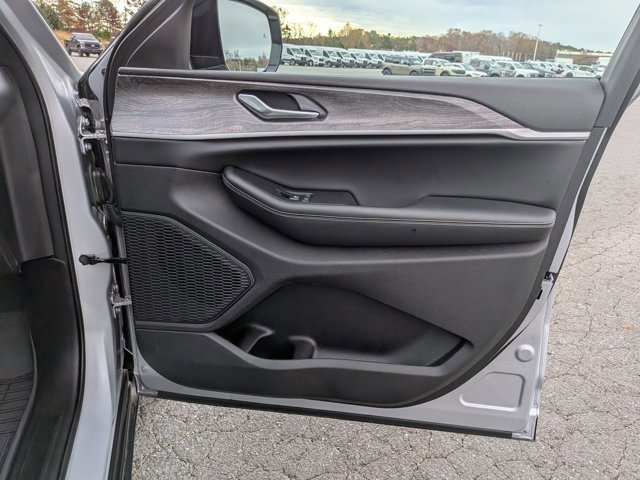 Used 2025 Jeep Grand Cherokee Limited w/ Black Appearance Package image 34