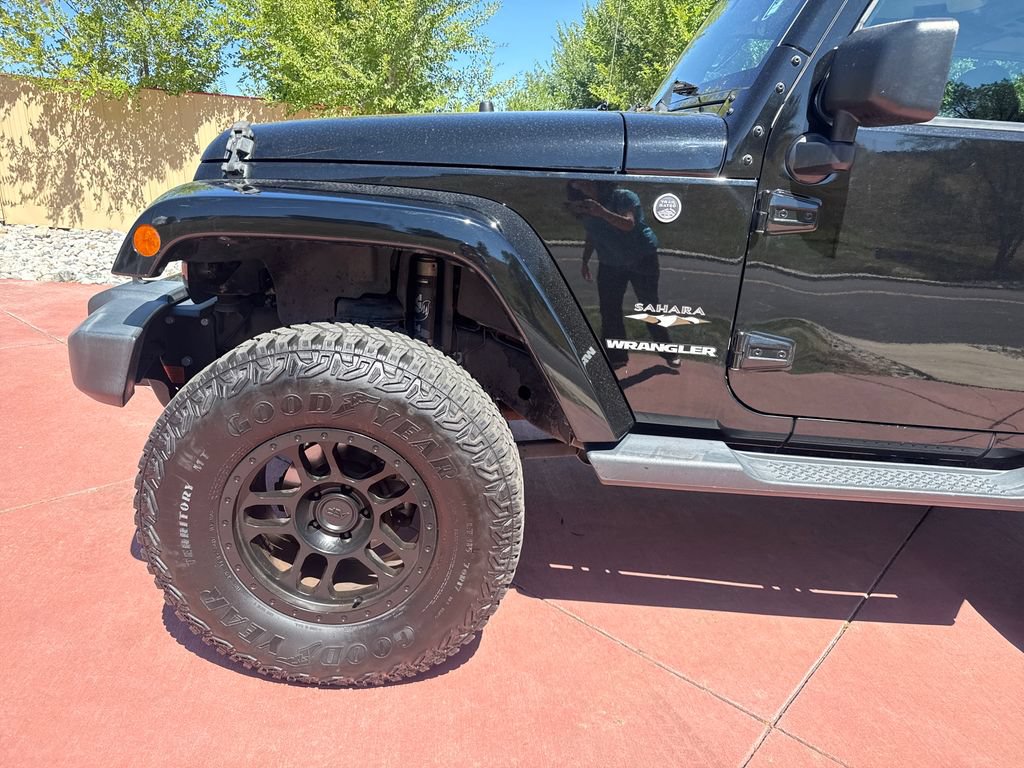 Used 2017 Jeep Wrangler Sahara w/ Dual Top Group AWD/4WD image 28