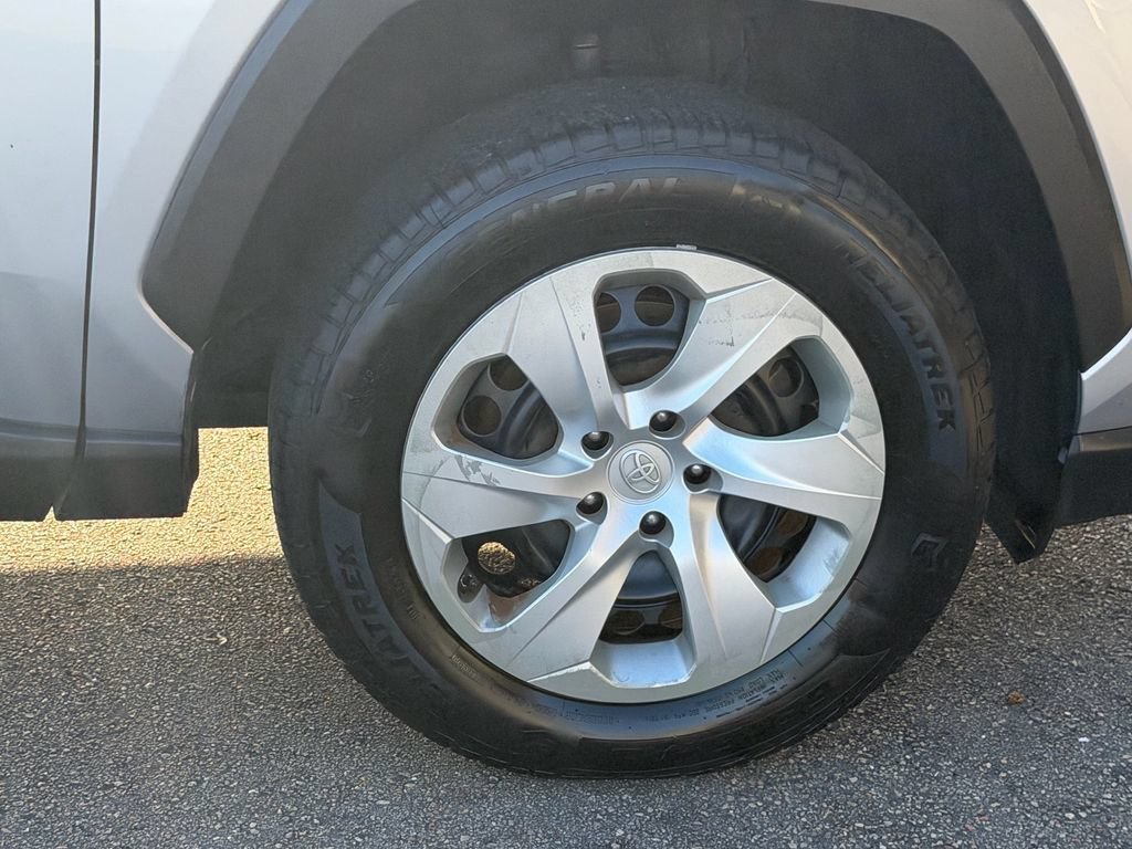 Used 2021 Toyota RAV4 LE FWD image 9