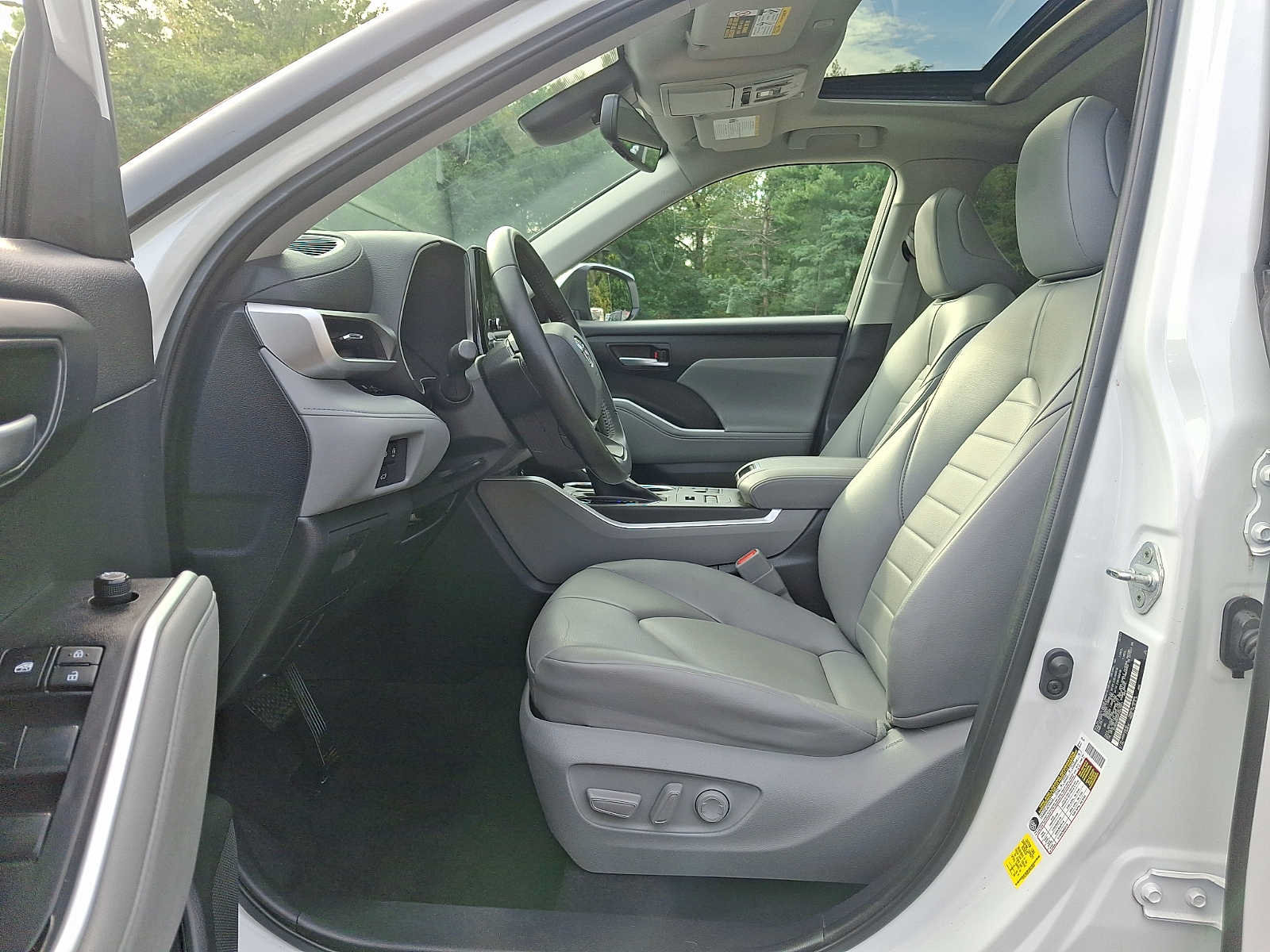 Used 2023 Toyota Highlander XLE AWD/4WD image 13