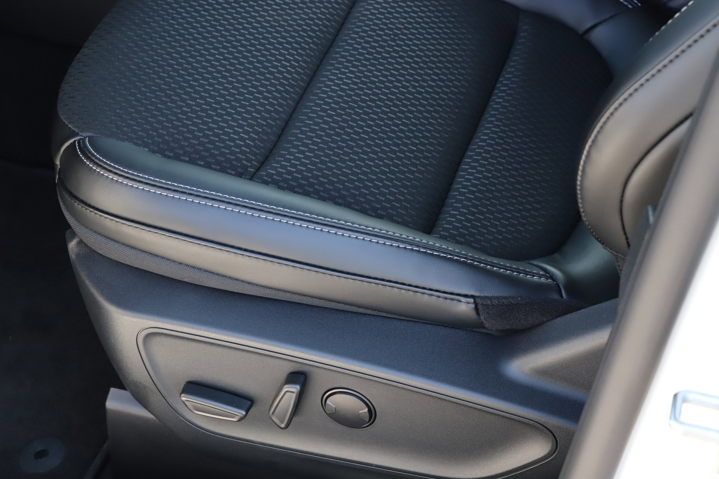 Certified 2025 Ford Escape PHEV image 17