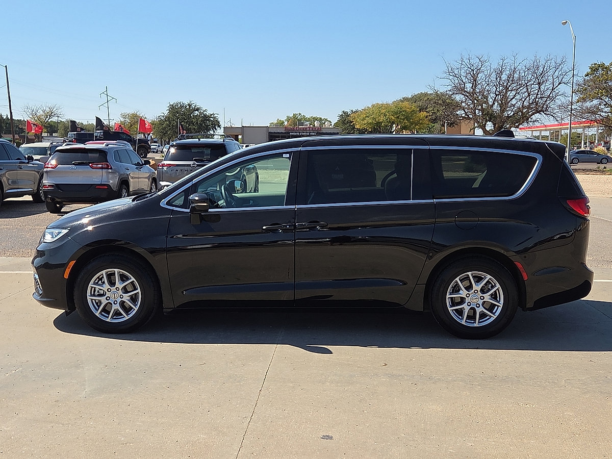 Used 2024 Chrysler Pacifica Touring-L FWD image 2