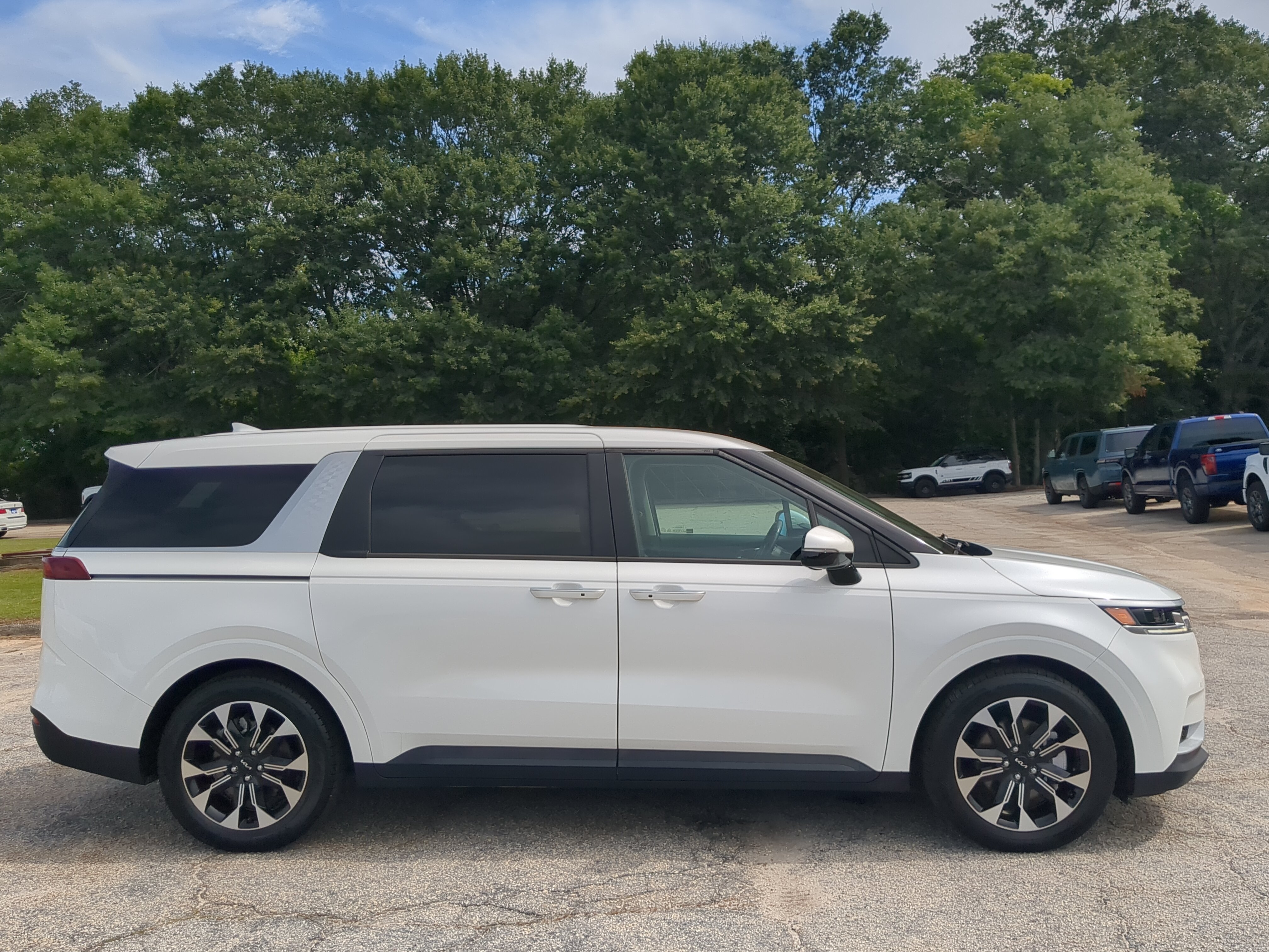 Used 2023 Kia Carnival EX FWD image 2
