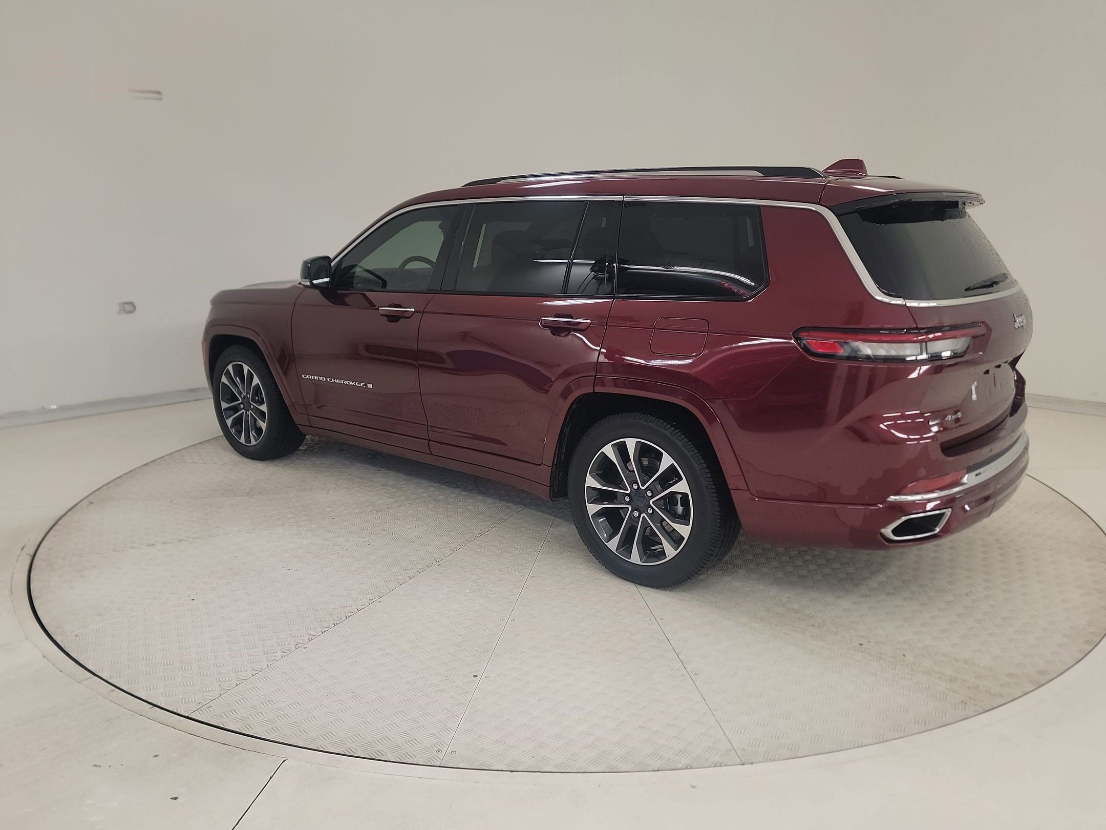 Used 2022 Jeep Grand Cherokee L Overland w/ Luxury Tech Group IV image 3