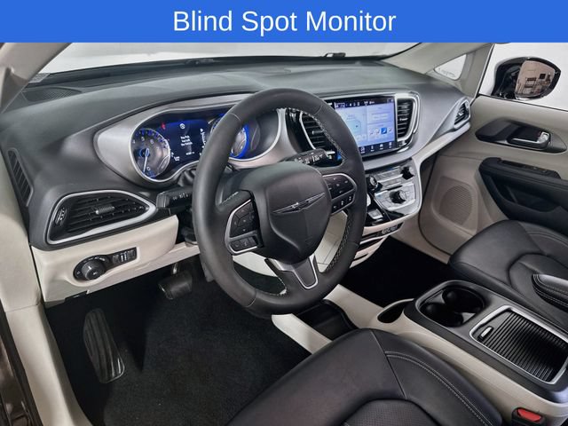Used 2024 Chrysler Pacifica Touring-L FWD image 22