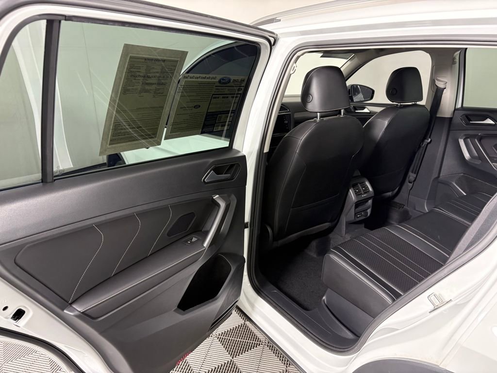 Used 2022 Volkswagen Tiguan SE w/ Panoramic Sunroof Package image 29