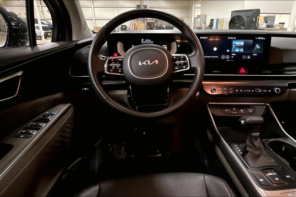 Used 2025 Kia Carnival FWD image 5