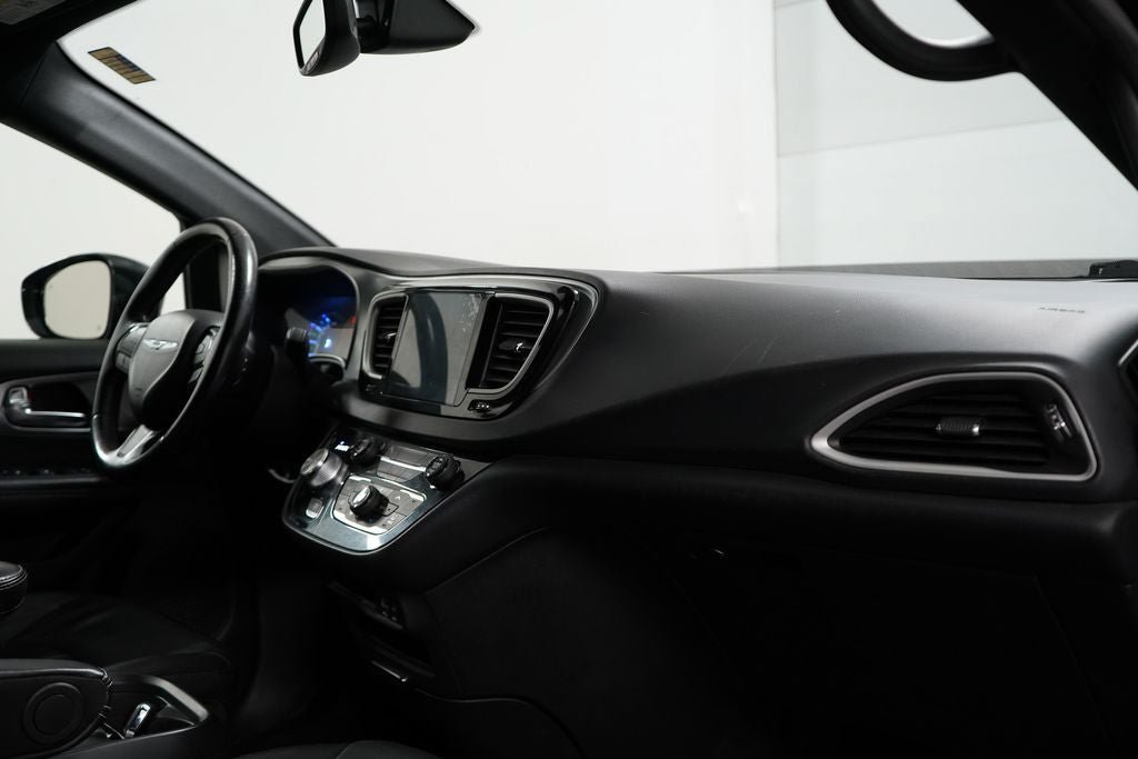Used 2020 Chrysler Pacifica Touring-L w/ S Appearance Package FWD image 24